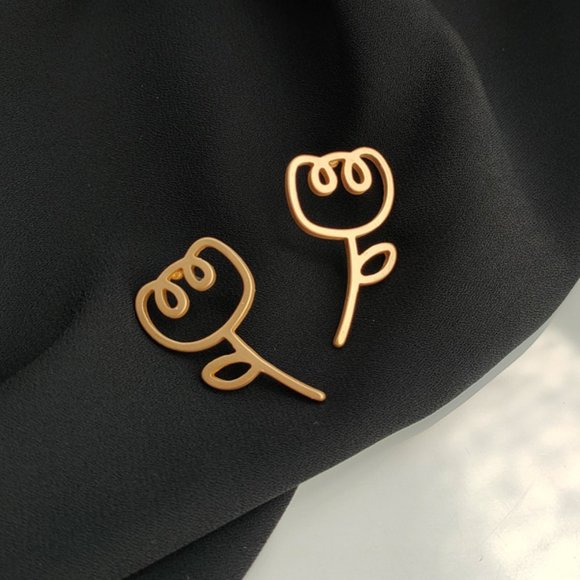 💙Rosebud Gold-tone Stud Earrings - Picture 6 of 9